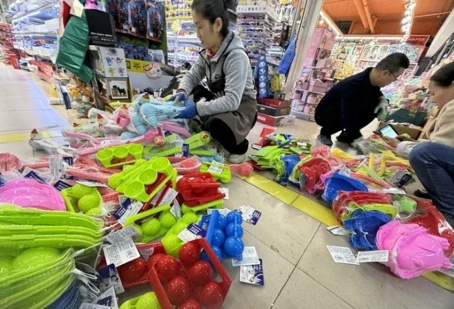 一天爆卖3000个，济南玩具市场的“反向消费”密码