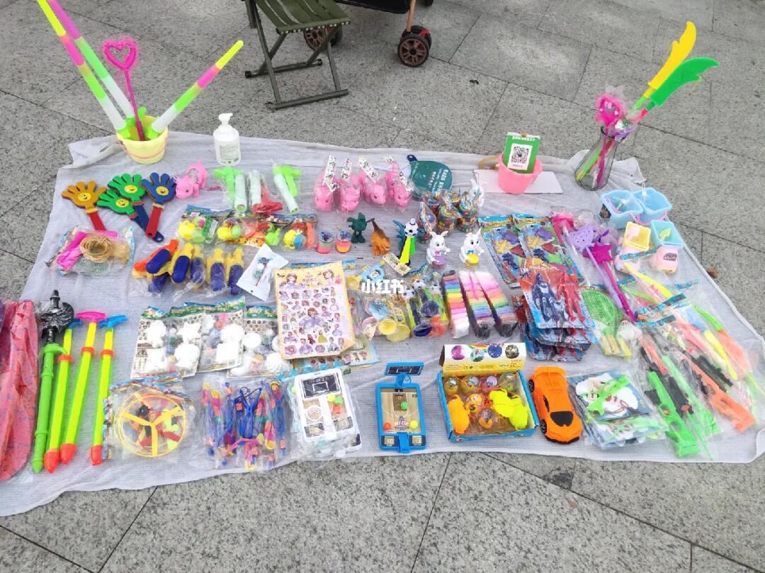 带娃摆摊卖玩具 亲子携手开启小小创业之旅